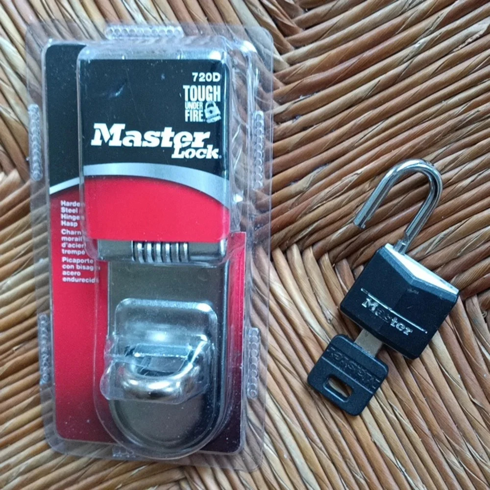 Master hinge, lock, and key. 720D.     F22​​​​​​ - Picture 2 of 5